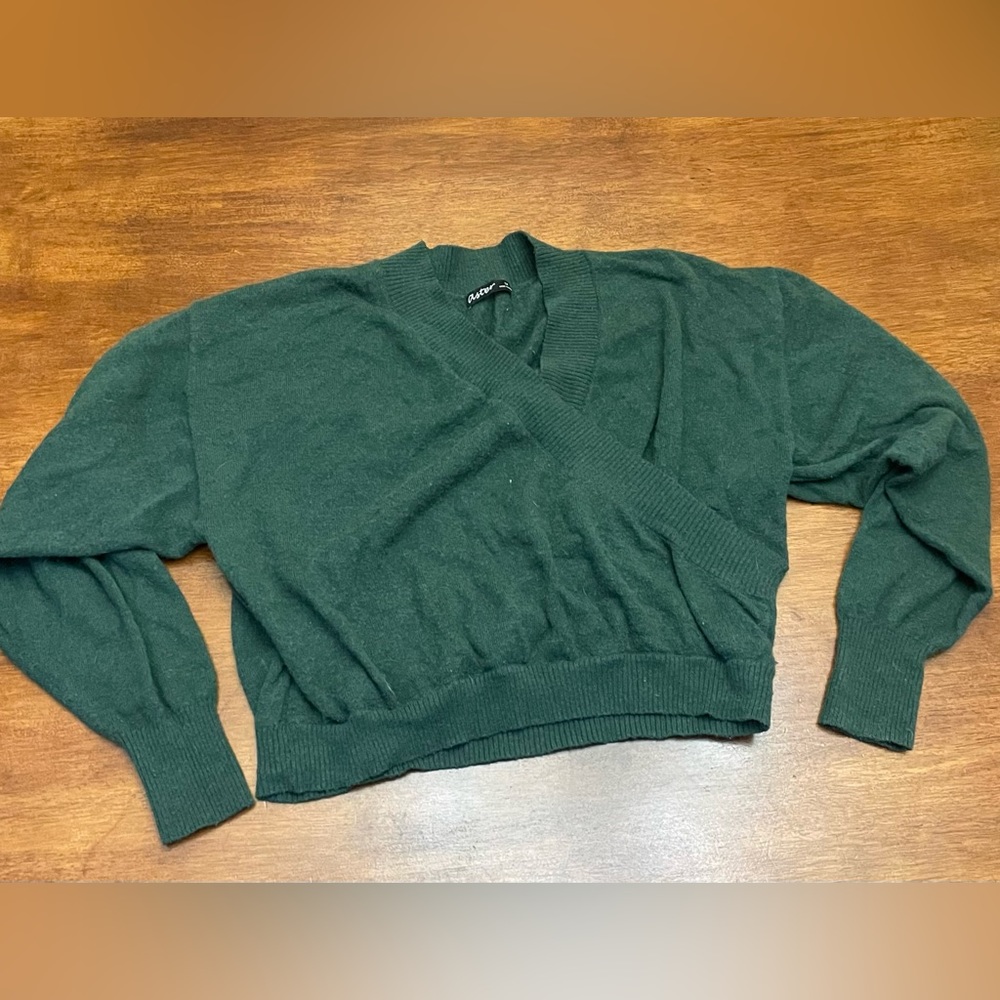 Crop crossover dark green sweater